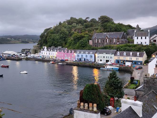A body of water with buildings and trees

Description automatically generated